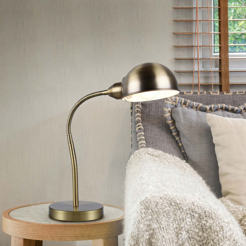 bordslampa_perry_massing_star_pa_ett_bord