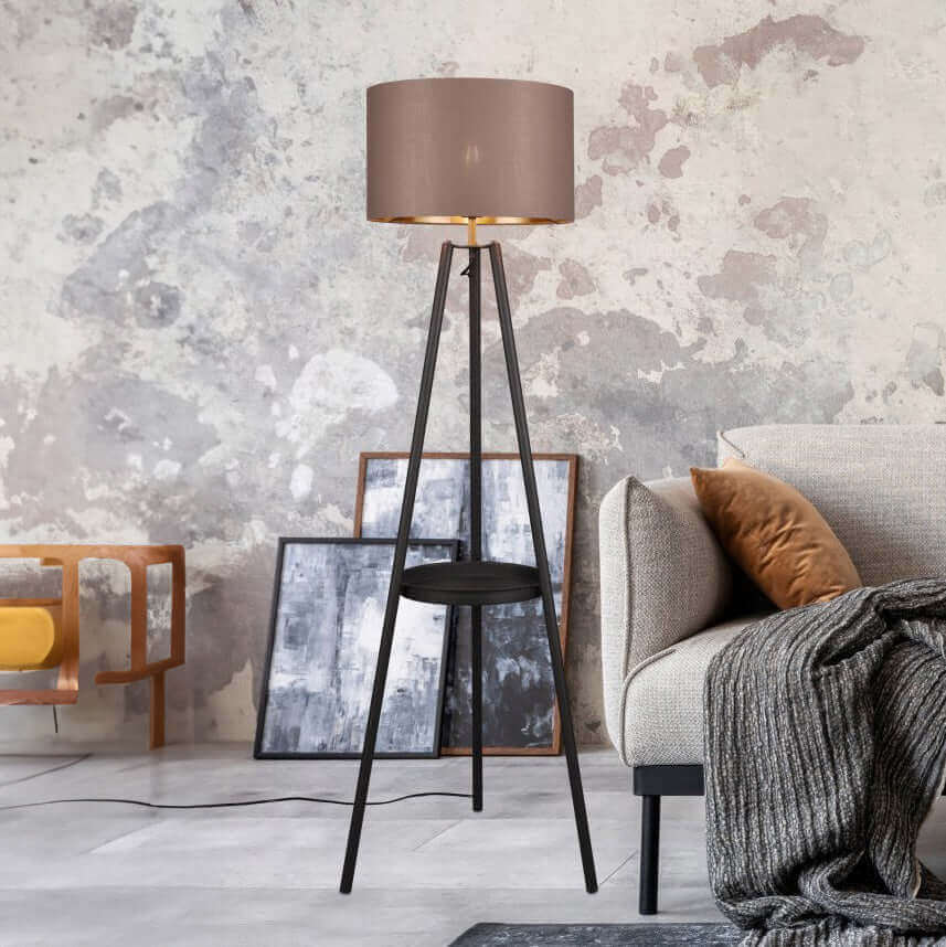 golvlampa_colette_mattsvart_vardagsrum_miljobild