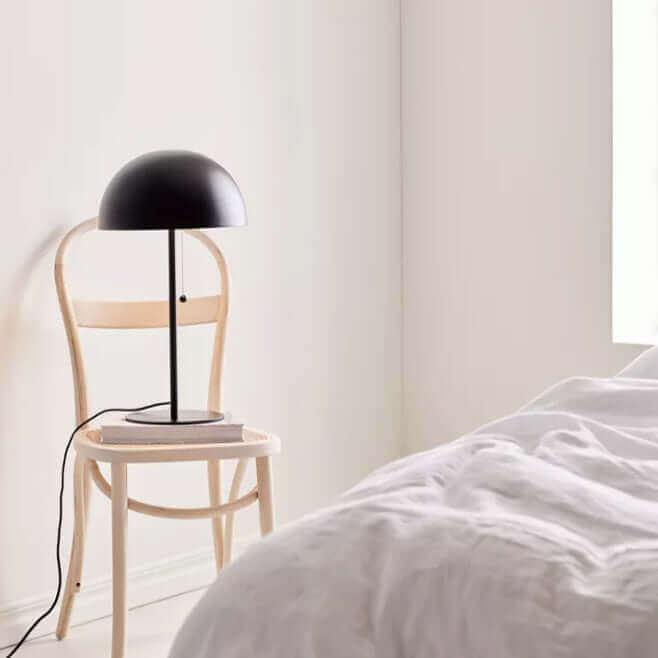 bordslampa_fonsterlampa_svart_sovrum_kontor_hem