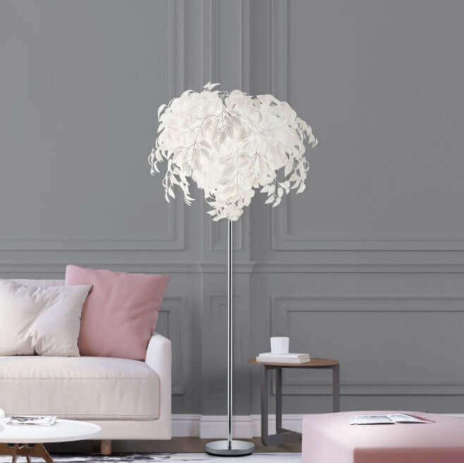 golvlampa_leavy_vit_vardagsrum_lounge_vid_soffa
