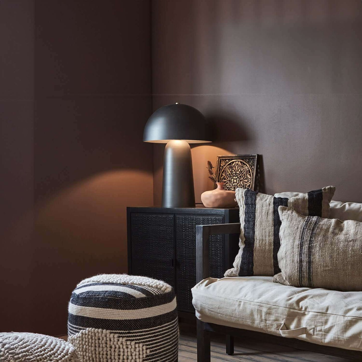 gra_bordslampa_fungi_large_vid_soffa_vardagsrum