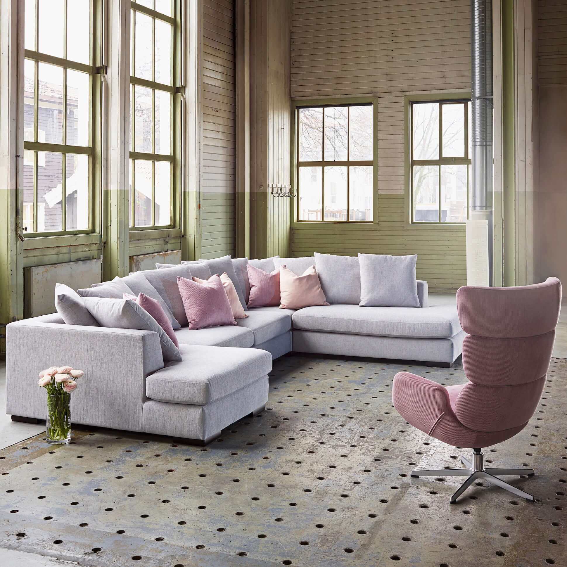 rosa_fatolj_svart_snurrfot_vardagsrum_soffa