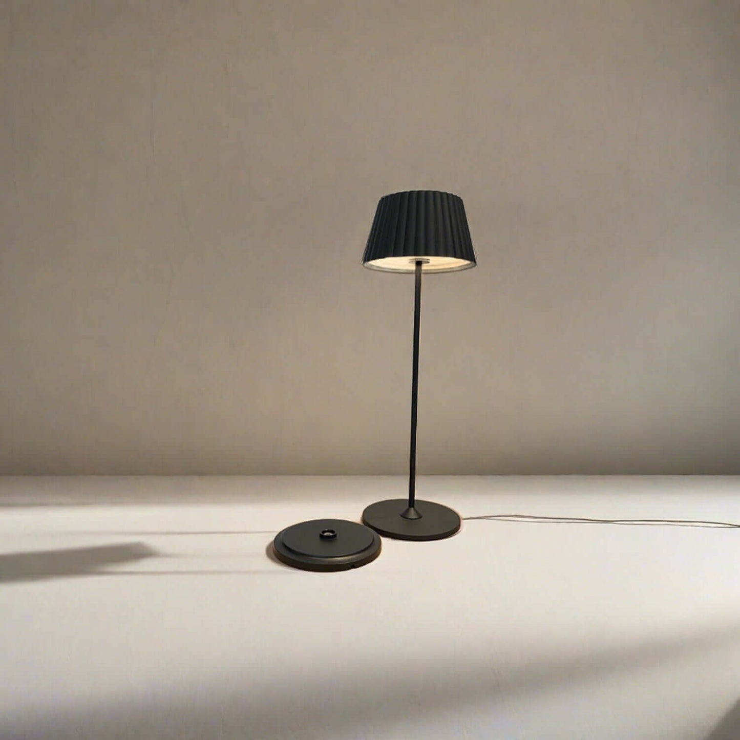 tradlos_bordslampa_suarez_svart