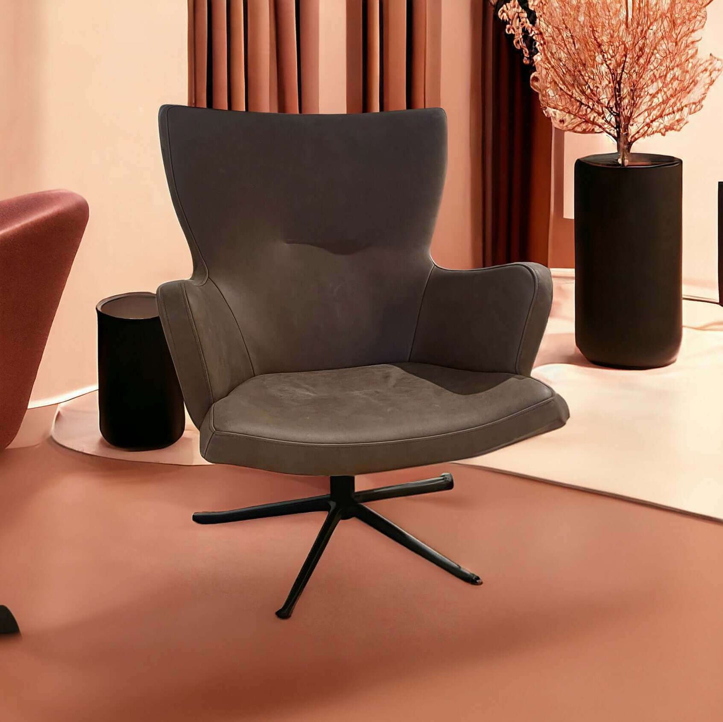 fatolj_med_armstod_och_svart_snurrfot