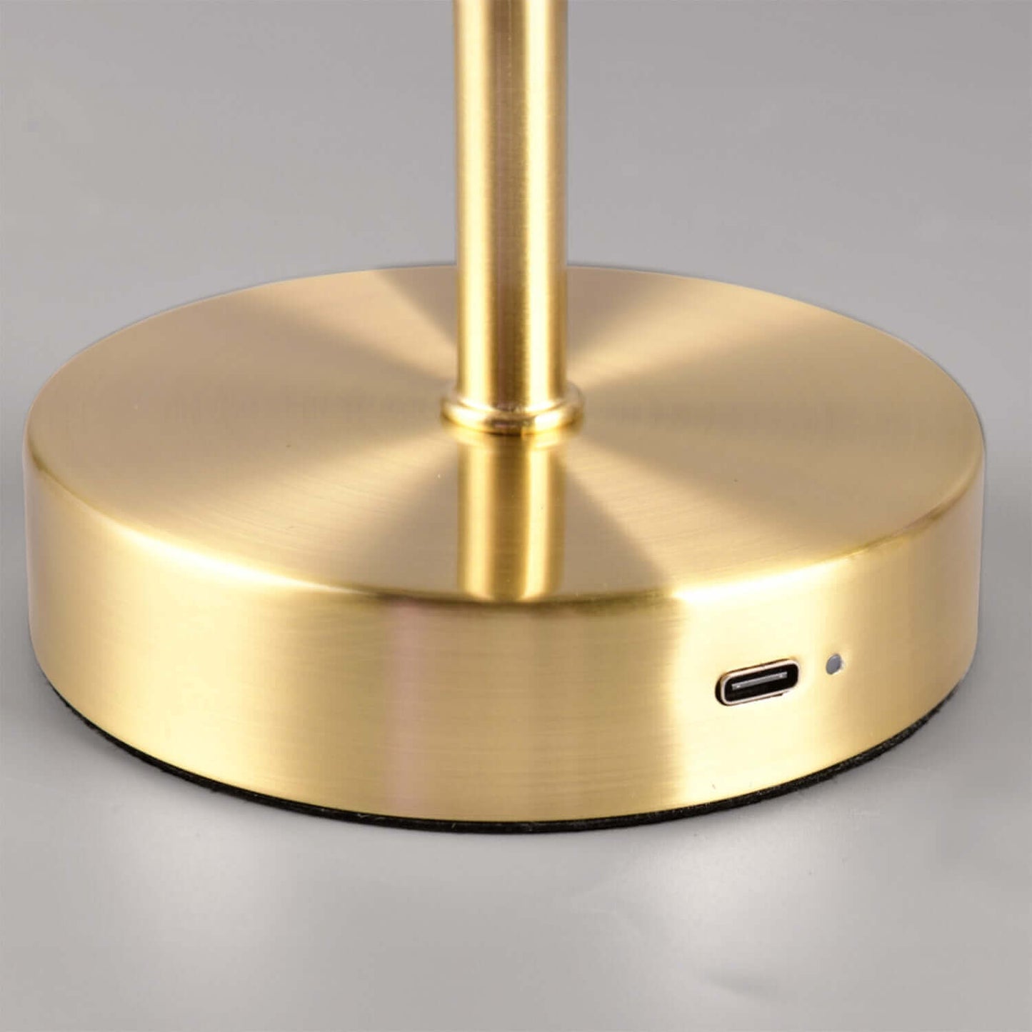 tradlos_bordslampa_jeff_matt_massing_lampa_fot