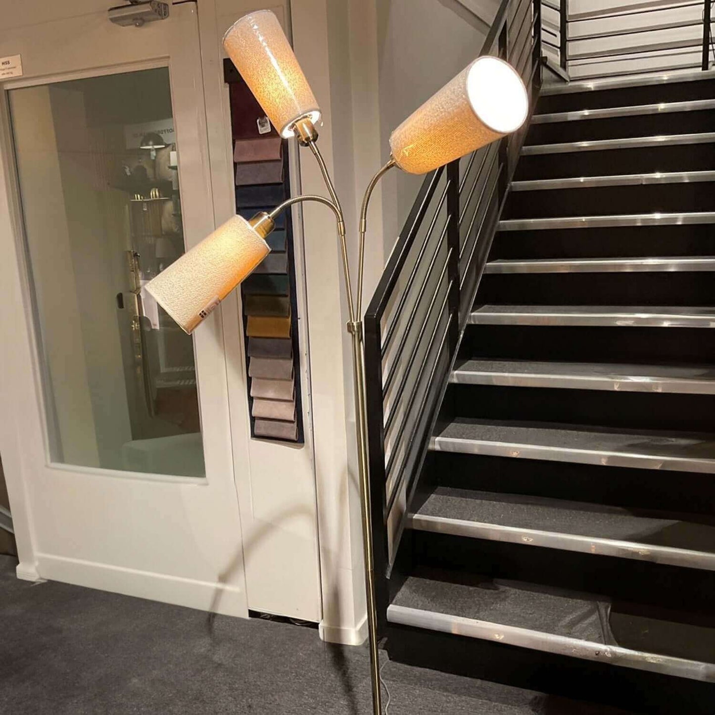 golvlampa_3_arm_massing_hall