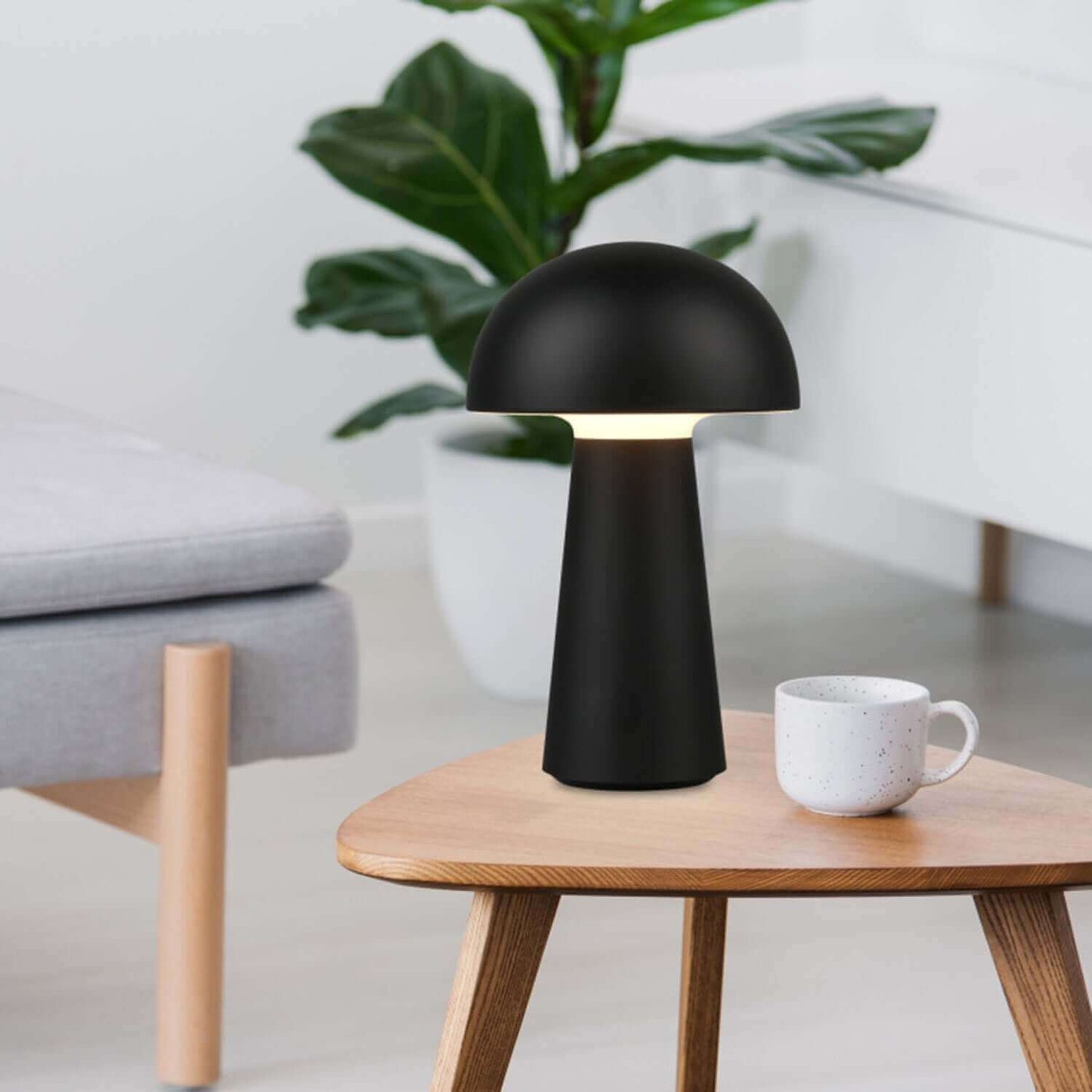 tradlos_bordslampa_fonsterlampa_svart_kontorsbord_avstallningsbord