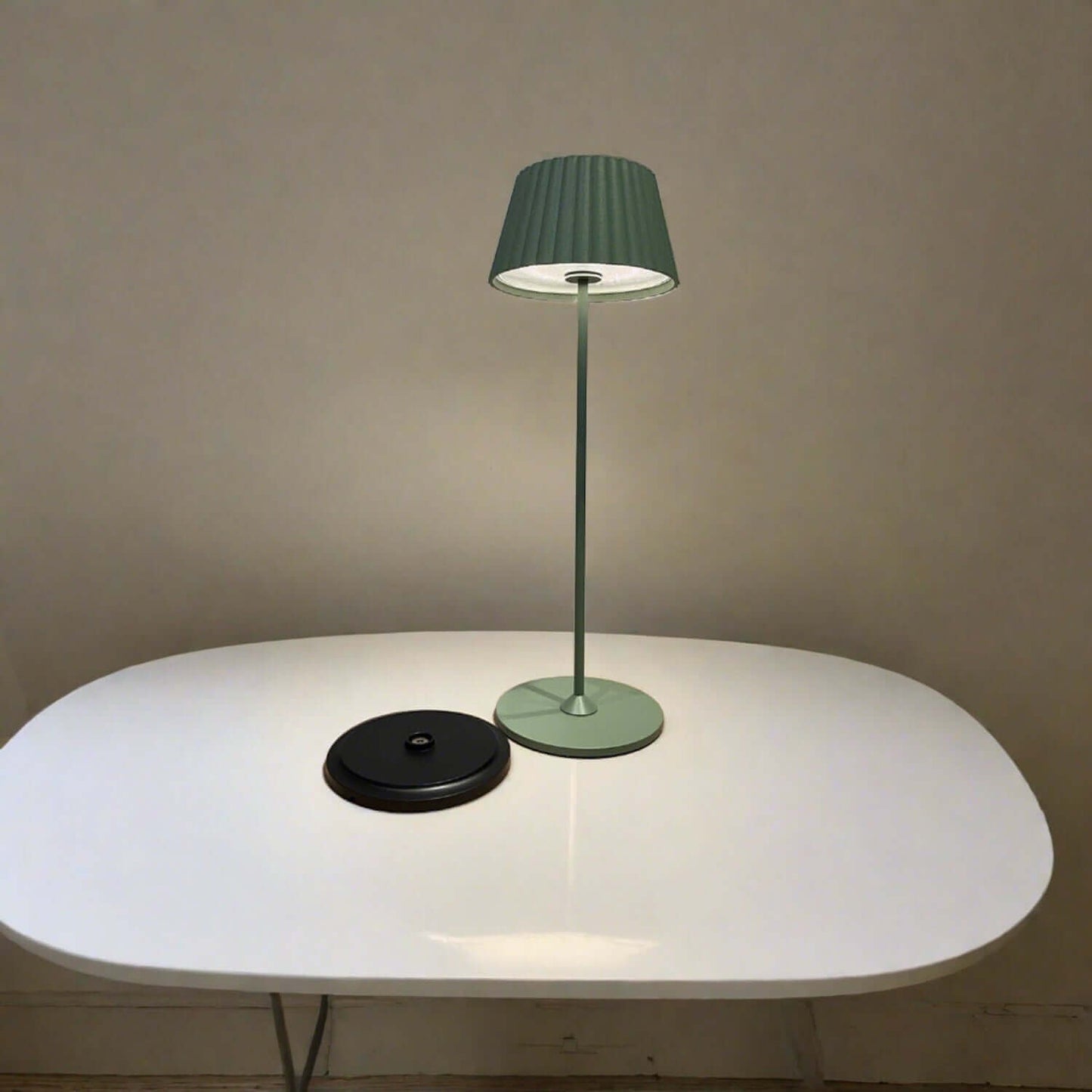 tradlos_bordslampa_suarez_grön
