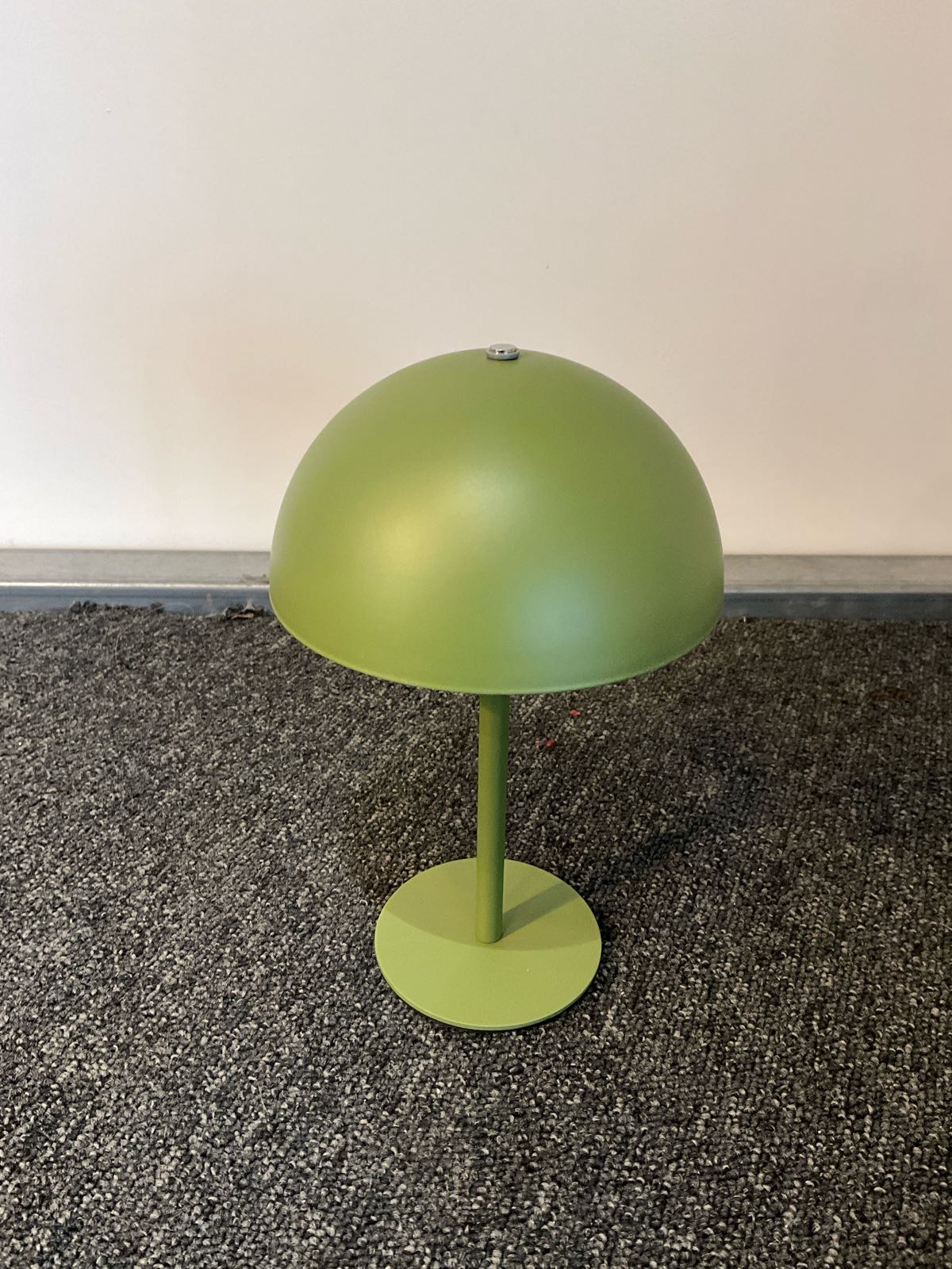 MUNOZ_Bordslampa_Trådlös_Grön_butiksbild
