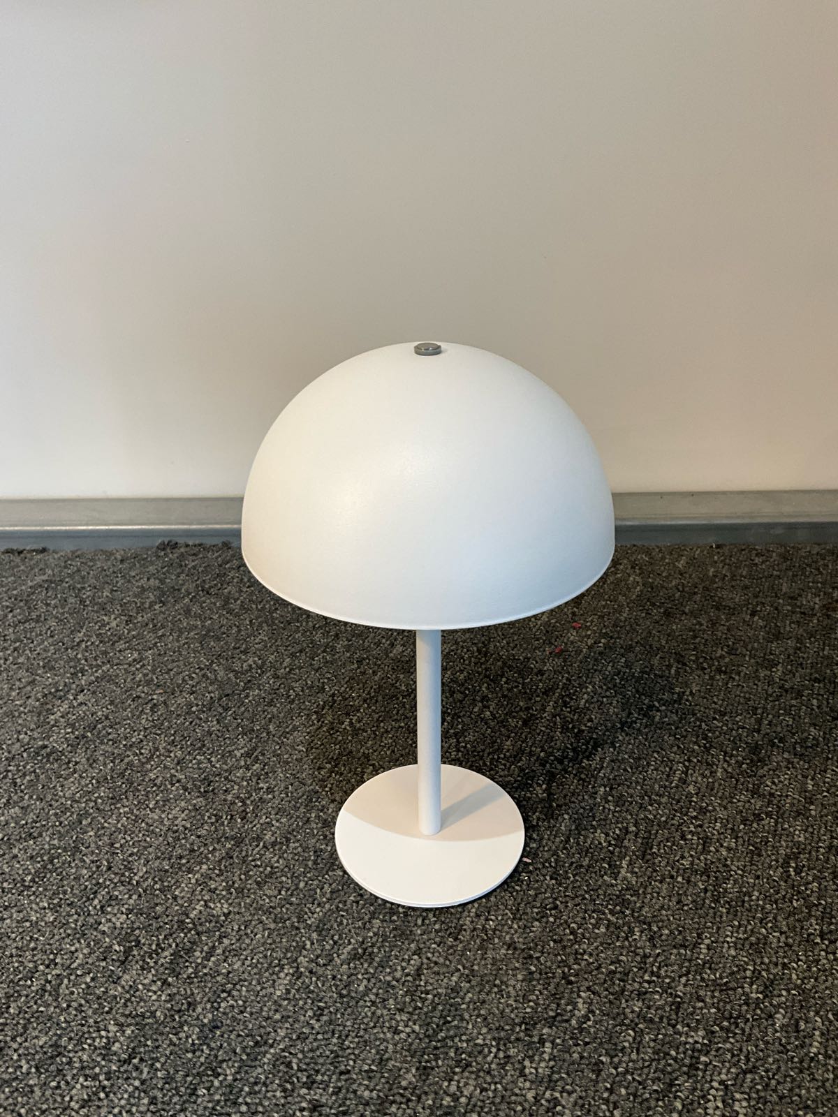 MUNOZ_Bordslampa_Trådlös_Vit_inspiration